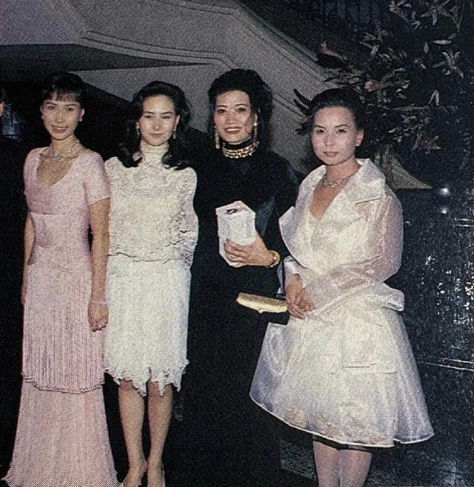 1993年，何超琼和三妹何超蕸及来宾在二妹何超凤婚宴上的合影。当时的何超琼31