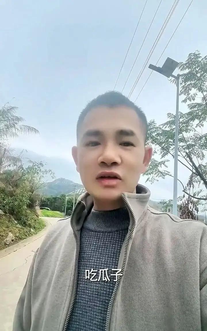 刷到个帖子，网友说戒烟八个月，身体好了，心却空了一块。以前一根烟就是暂停键，焦