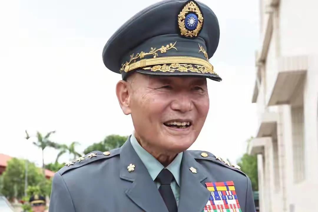 台湾前情报头子即前“国安局长”李宙翔说，“中国大陆实力正在快速接近并超越美国，只