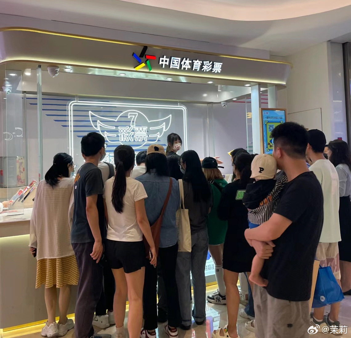 足彩一周卖了68亿本届美加墨世界杯带旺了体彩店销售热度。类似佛得角逼平西班牙这样