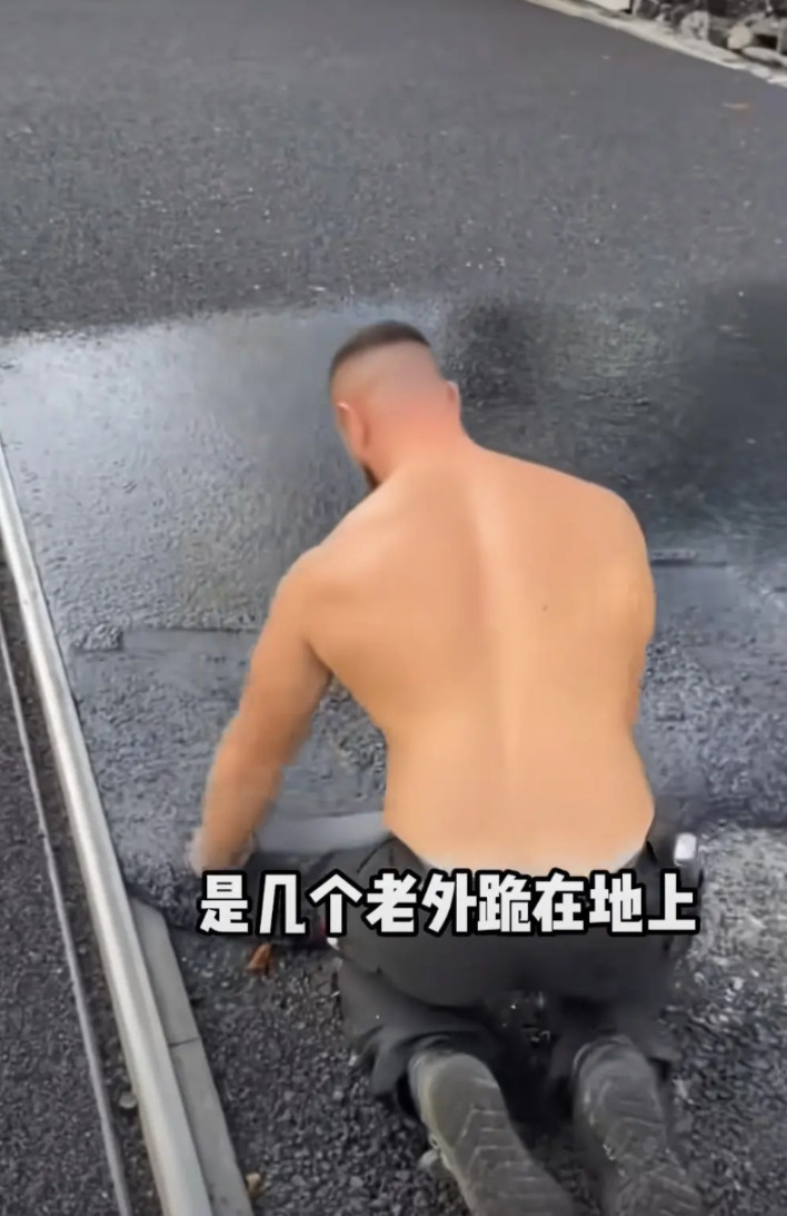 外国工人跪在地上纯人工铺设沥青混凝土，在某些公知眼里却成了“工匠精神”：“人