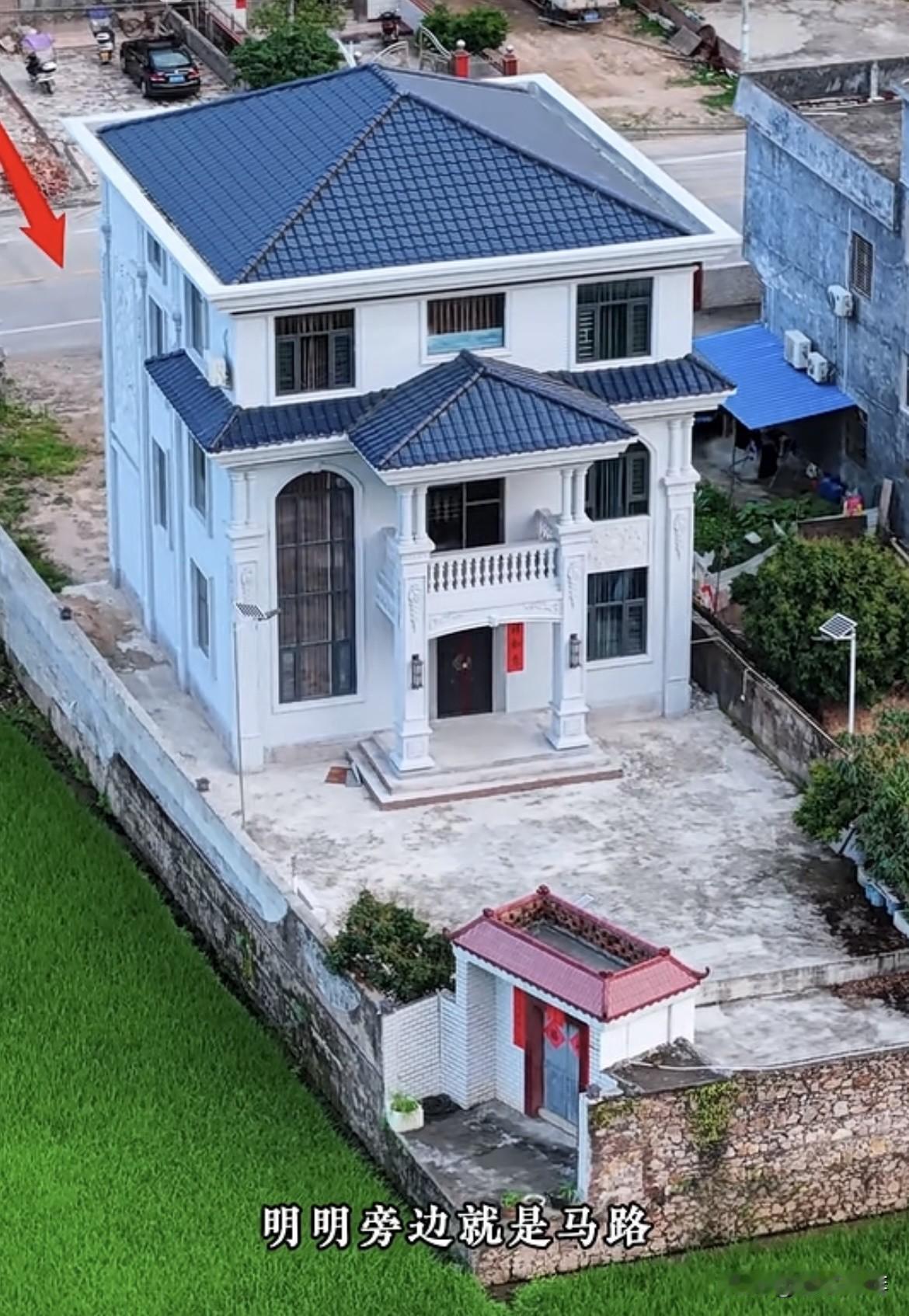 这房子🏠建得太有意思了，明明旁若边就是马路，却偏偏把房子建成这样，还在围
