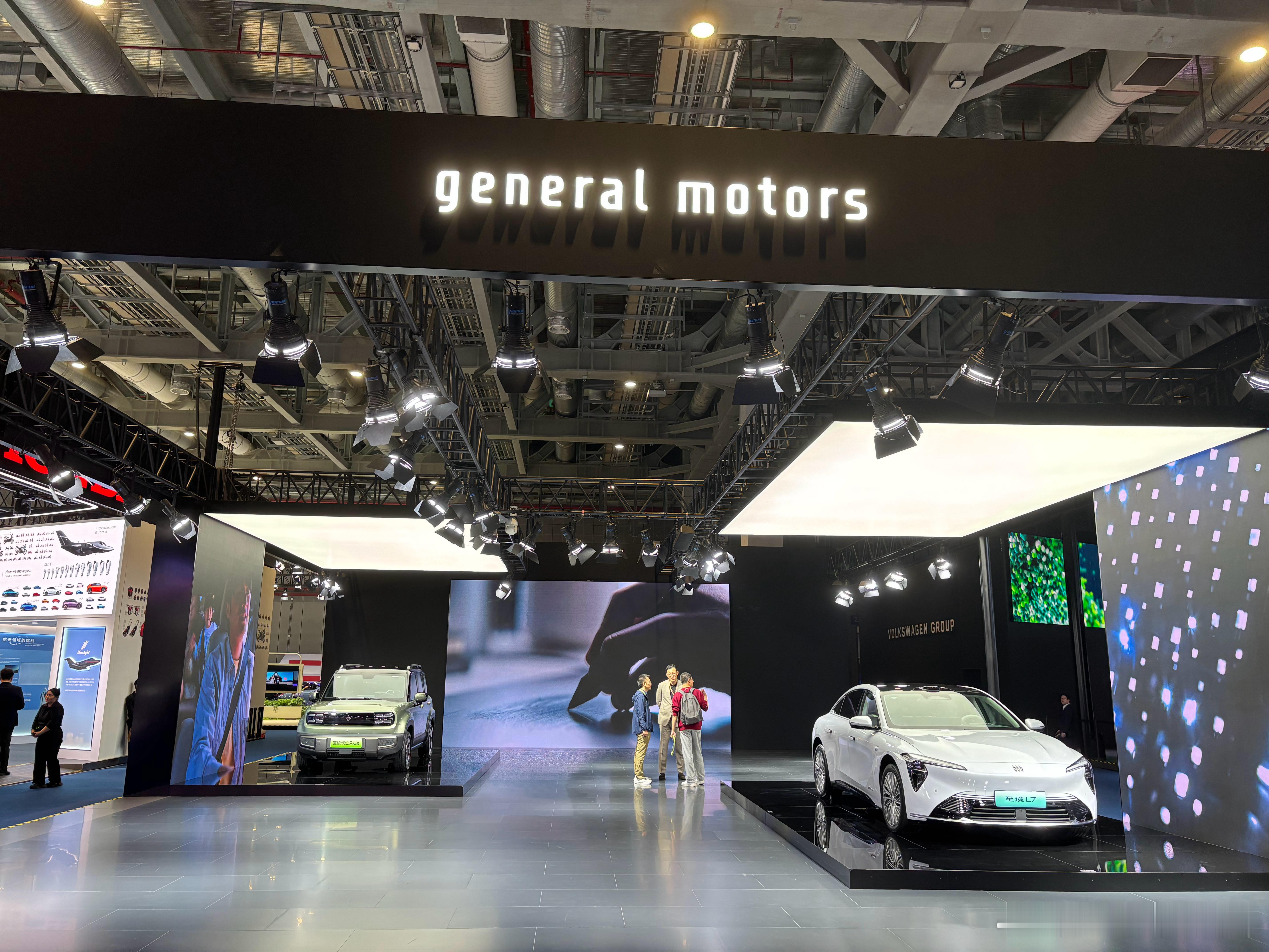 道朗格解散之后，通用汽车进博会的展台有点空旷，只有两台车，分别是别克至境L7和宝