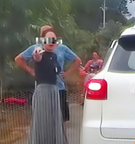 狭路相逢亮证威胁的奔驰女车主身份信息反转了，这位精准曝出陈某家庭住址姓氏，并能亮
