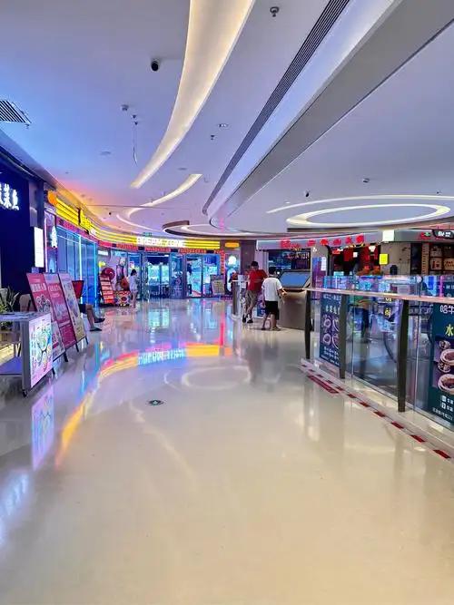 为什么商场里很多店没人去，却永远不会倒闭？ 人们逛商场时有没有留意过一楼那个