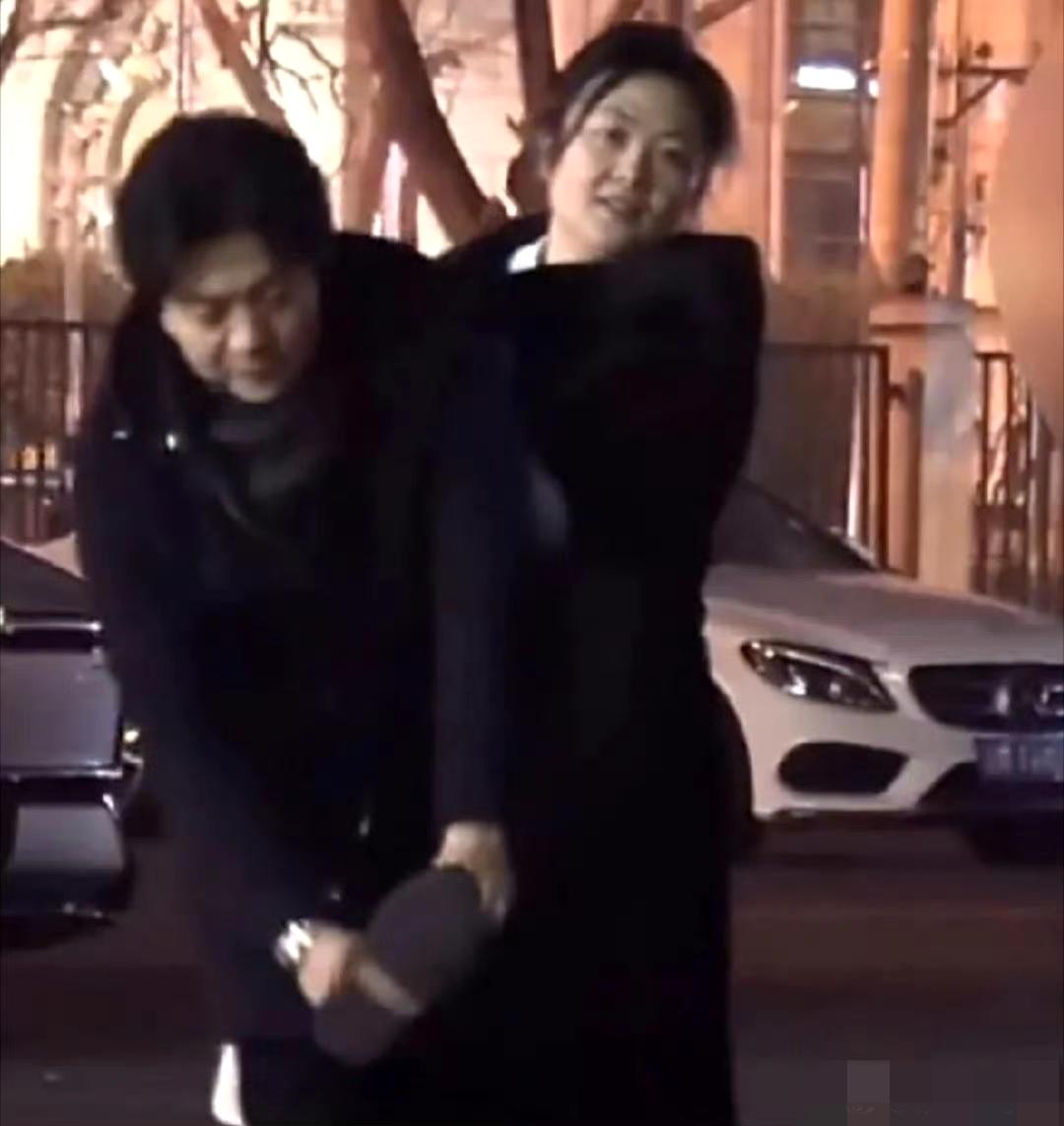 李健妻子孟小蓓被吐槽配不上？46岁素人状态引热议，李健：我珍视的从不是外貌