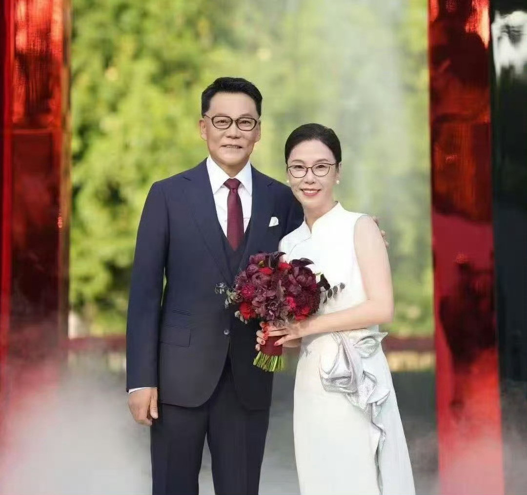 两位北大同级校友，年纪都是60左右，一个毕业于社会学系，一个毕业于西语系德国语言