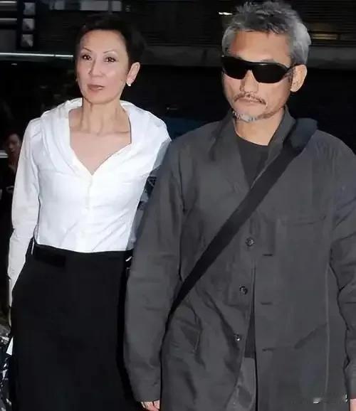 金像奖上，73岁施南生挽着徐克胳膊走上金像奖领奖台，手上婚戒早摘了，但还顺手帮他