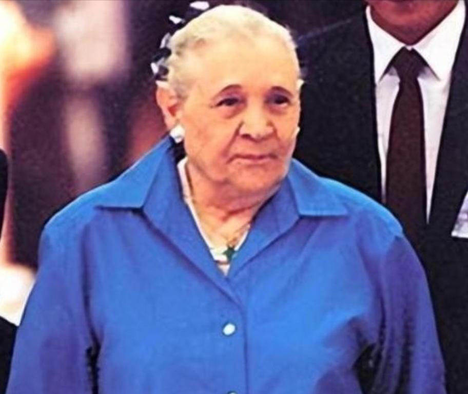 1939年，蒋经国的妻子蒋方良正在屋内行走。突然，她脱光了自己的衣服，从楼上跑到