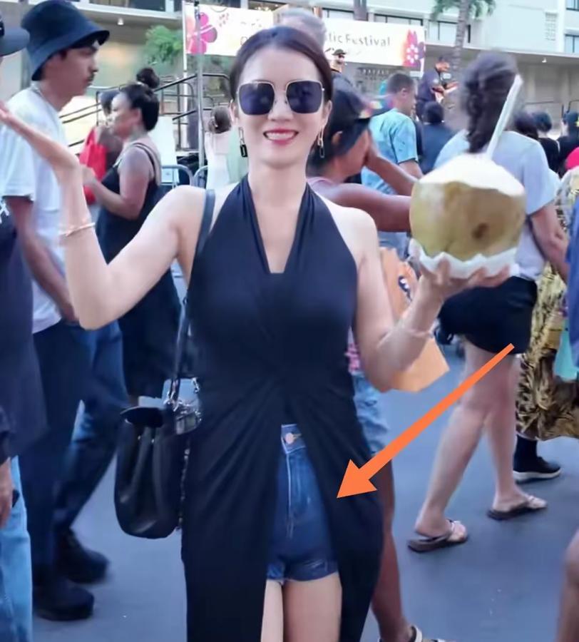 李念怀四胎了吗？穿高开衩裙配紧身短裤，小肚子都鼓起来了……李念真是肤白貌美，走
