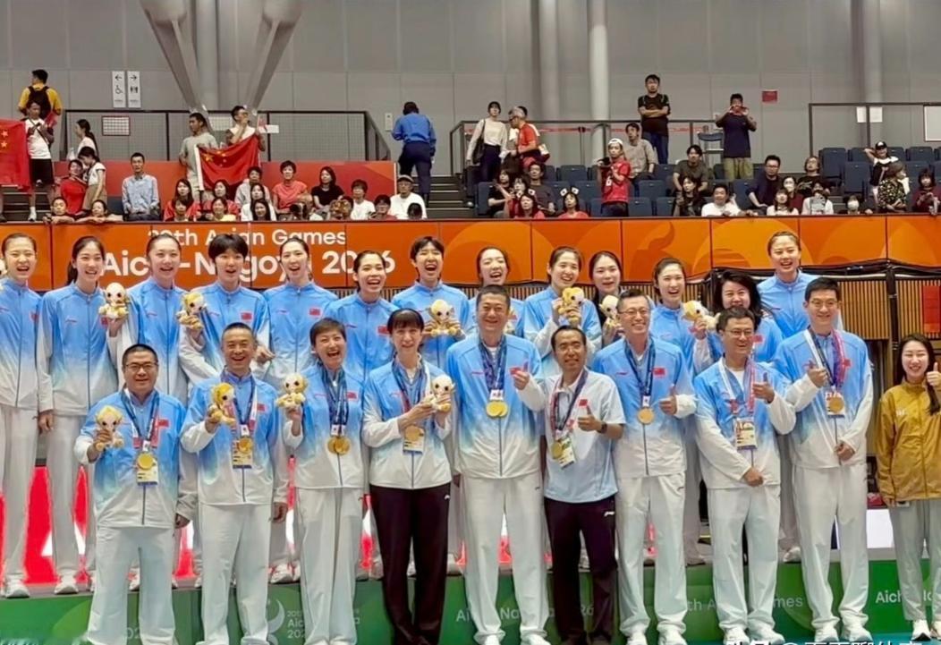团结又有爱的中国女排大家庭，中国女排亚运会夺冠颁奖典礼赛后，队员们纷纷把自己的金