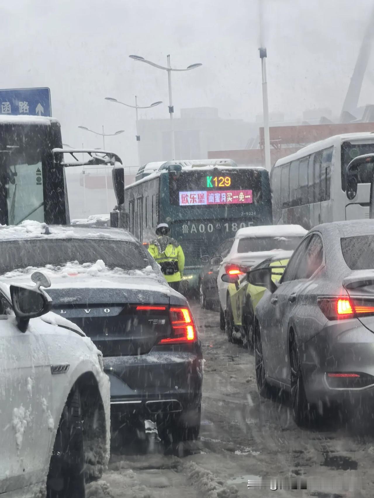 济南大雪中最美丽的倩影卜算子·雪天交警暴雪漫寒空，路覆皑皑雪。警影孤姿立道中