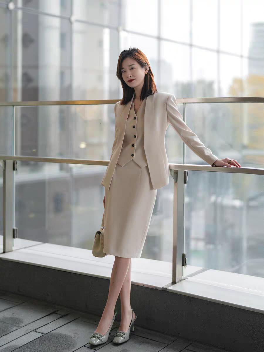 OL包臀半身裙气质云水白西装三件套。收腰显瘦！