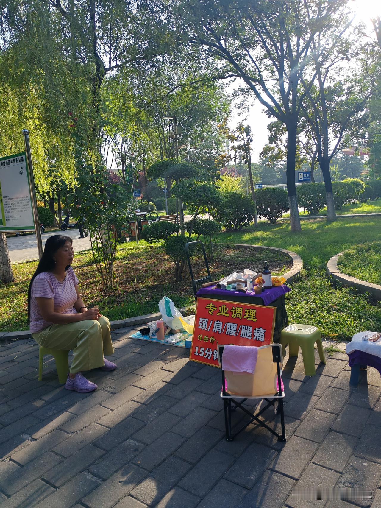 这行业起点低？7月20日，坐标西安。这是我刚刚路过拍摄的两张图片，这个肩颈按摩