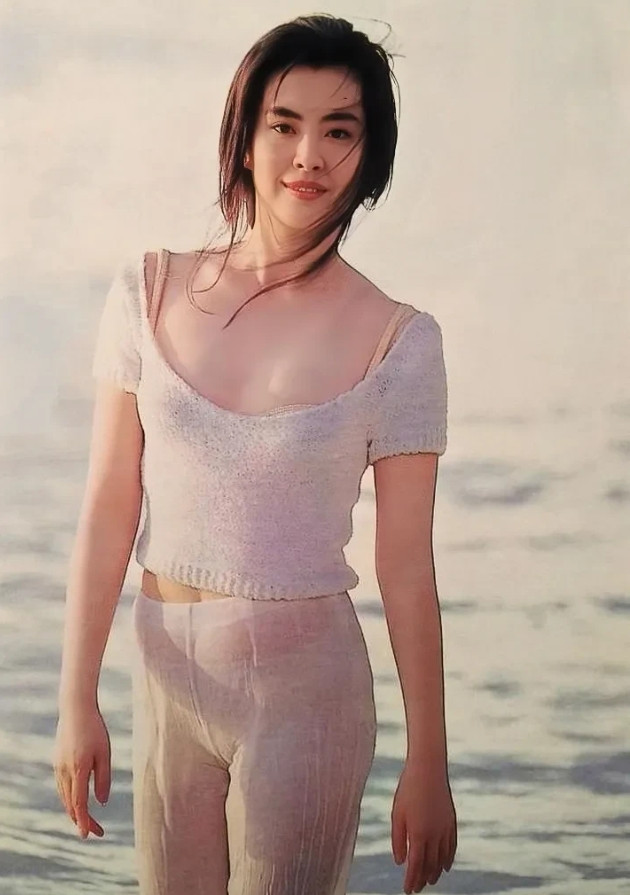 上个世纪90年代，王祖贤年轻时在海边拍的一张留影。照片中王祖贤穿着一身白色的类似