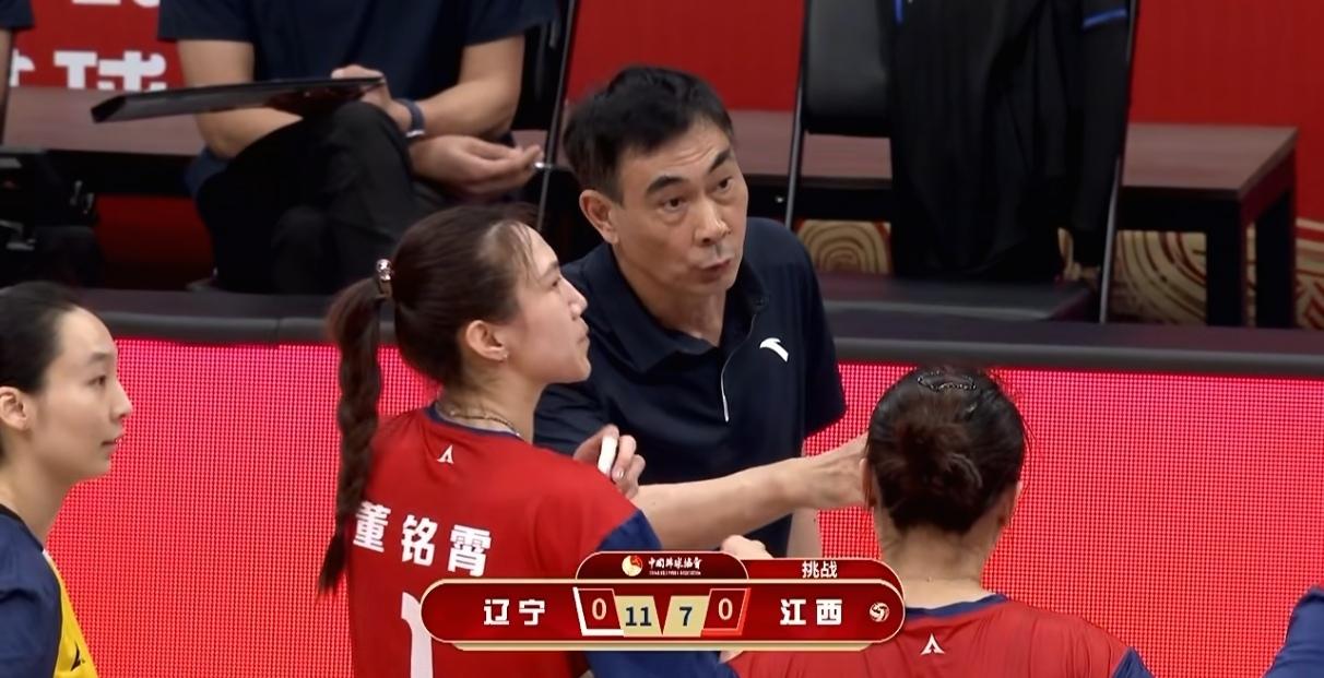 唉，董铭霄啊！也难怪天津女排不要她，太不争气了。看了江西对辽宁比赛的第一局，江