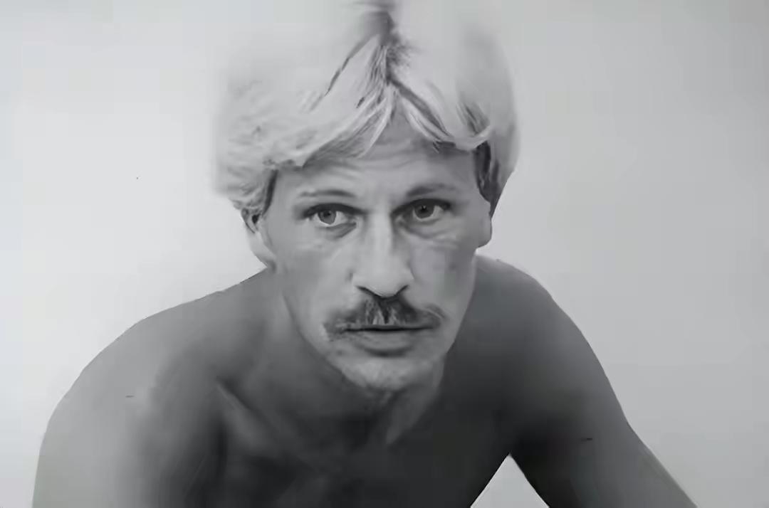 1984年，《纽约邮报》的头版标题血红得刺眼：“把艾滋病带给我们的男人”。照片下