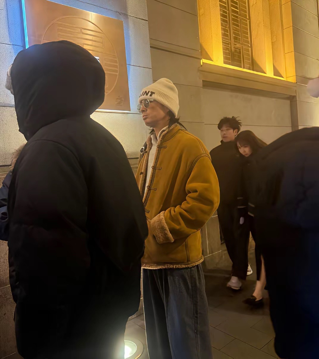 吴建豪现身上海，和朋友一起到餐厅吃圣诞晚餐。她的穿衣打扮很时尚，身材又高又瘦，外