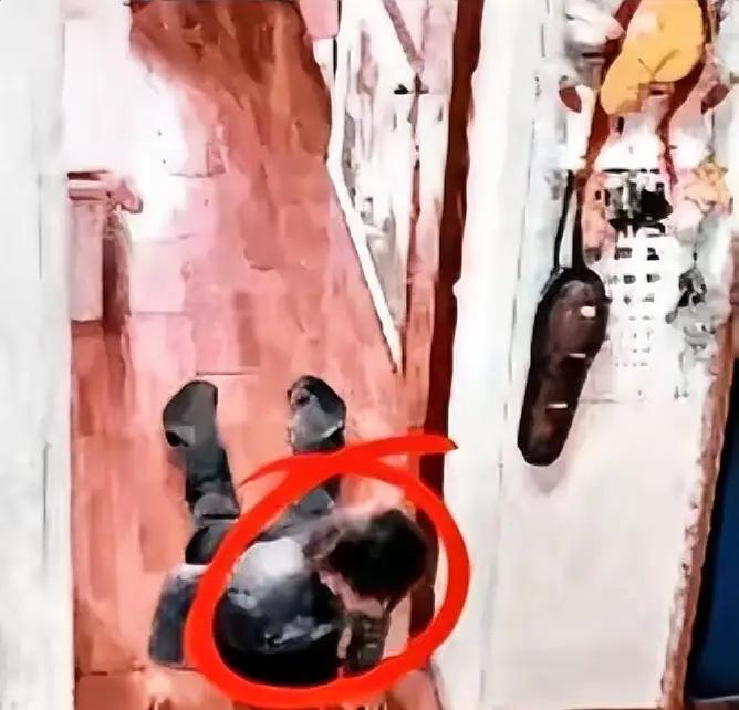 安徽合肥，5岁男孩旸旸从小瘫痪不会走路，妈妈转身去厨房打水的功夫，回头竟看见儿子