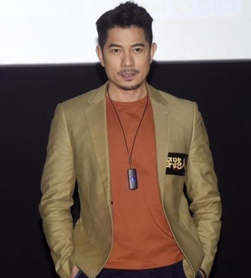 鲁豫问郭富城:“如果你不是做演员，你觉得你会是怎么样？”郭富城说:“我一定是一个
