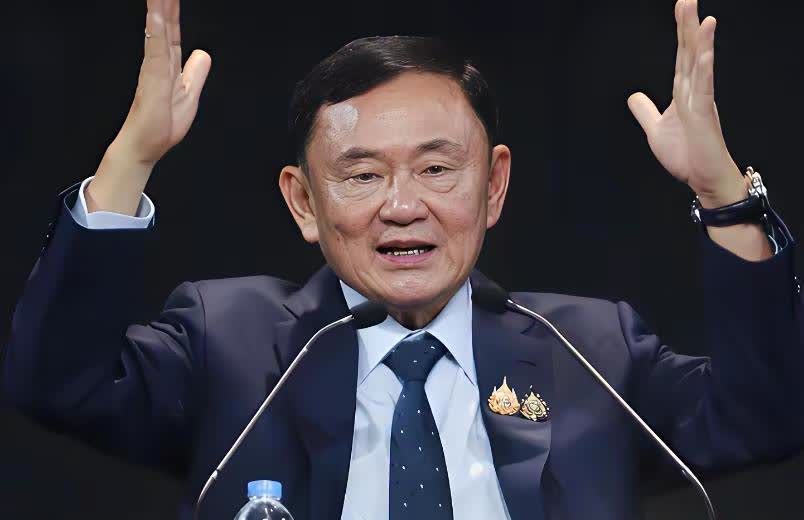 泰国原总理他信这时候又开始耍起了老奸巨猾！在2003年结束流亡回到国内的时候，他