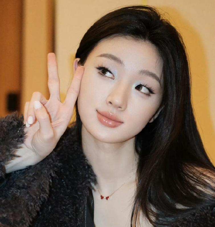 单依纯连遭版权风波临时换歌再翻车主办方操作又被质疑四月一日这天，瓜又来，