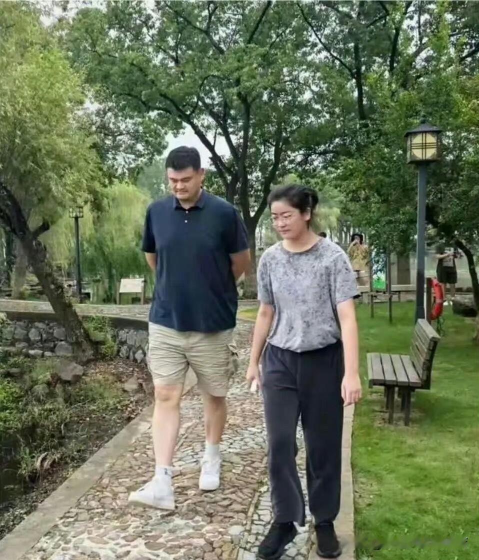 姚明与女儿姚沁蕾‌一起散步。姚明是2米26。大家目测一下，姚沁蕾‌有多高？