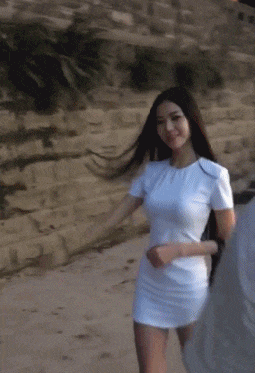 爆笑GIF: 妹子, 没事逗猪干嘛呢?