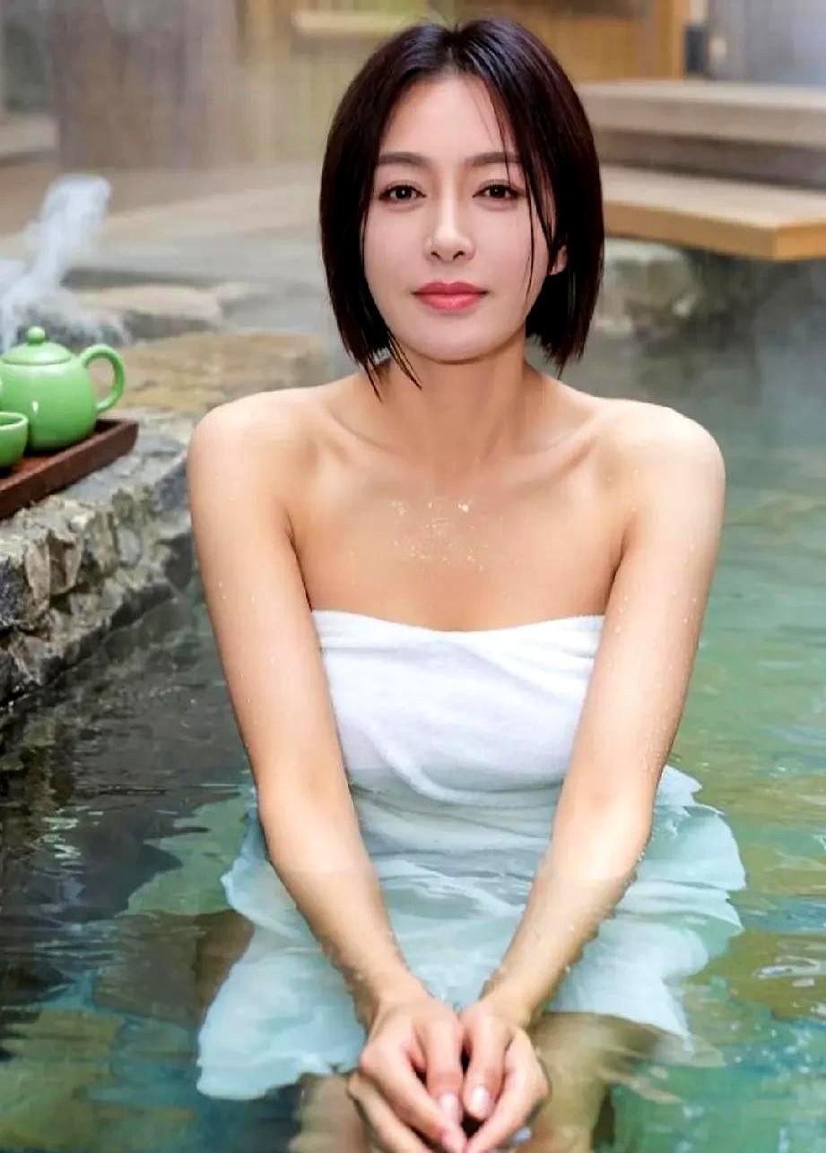 秦岚这波采访直接把我整破防了！现在网上吵翻了：有人说“魏大勋肯定没给够安全感