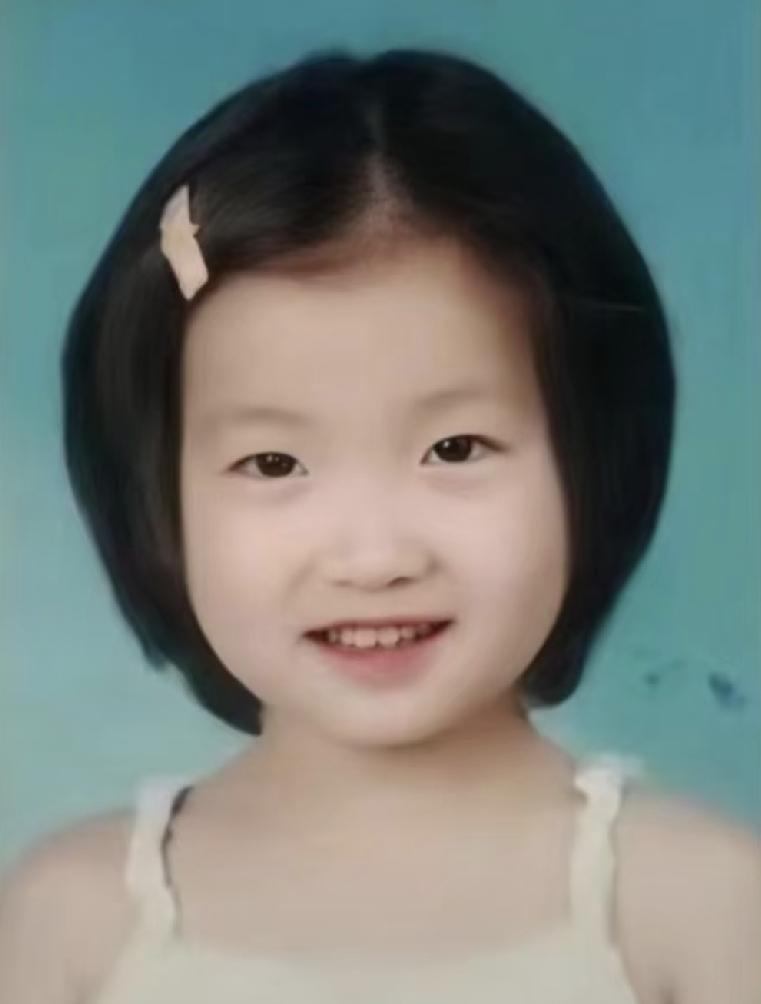 等比例长大的孙颖莎，头发长长的样子也是个清甜小美女。莎莎拿奖拿到手软，喂爷爷吃