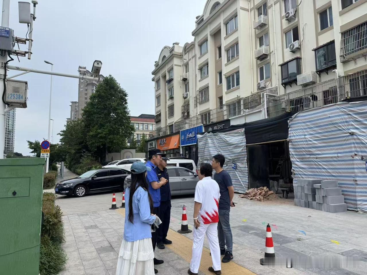 9点半突然接到青岛崂山区海游路社区徐书记电话，他要陪同崂山执法队来小区核查2号楼