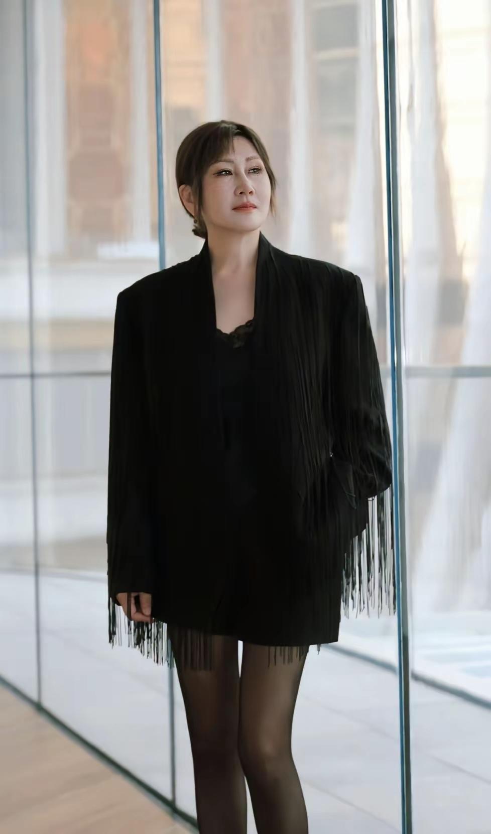 63岁的张凯丽，成功地打败了穿着朴素而品格贤慧的刘惠芳，穿上了黑丝。不知道，除