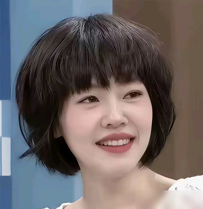 小S亲口承认自己比大S丑，这话从她嘴里说出来，愣是没几个人反驳。姐妹俩同框，大S永远端着那股老娘是公