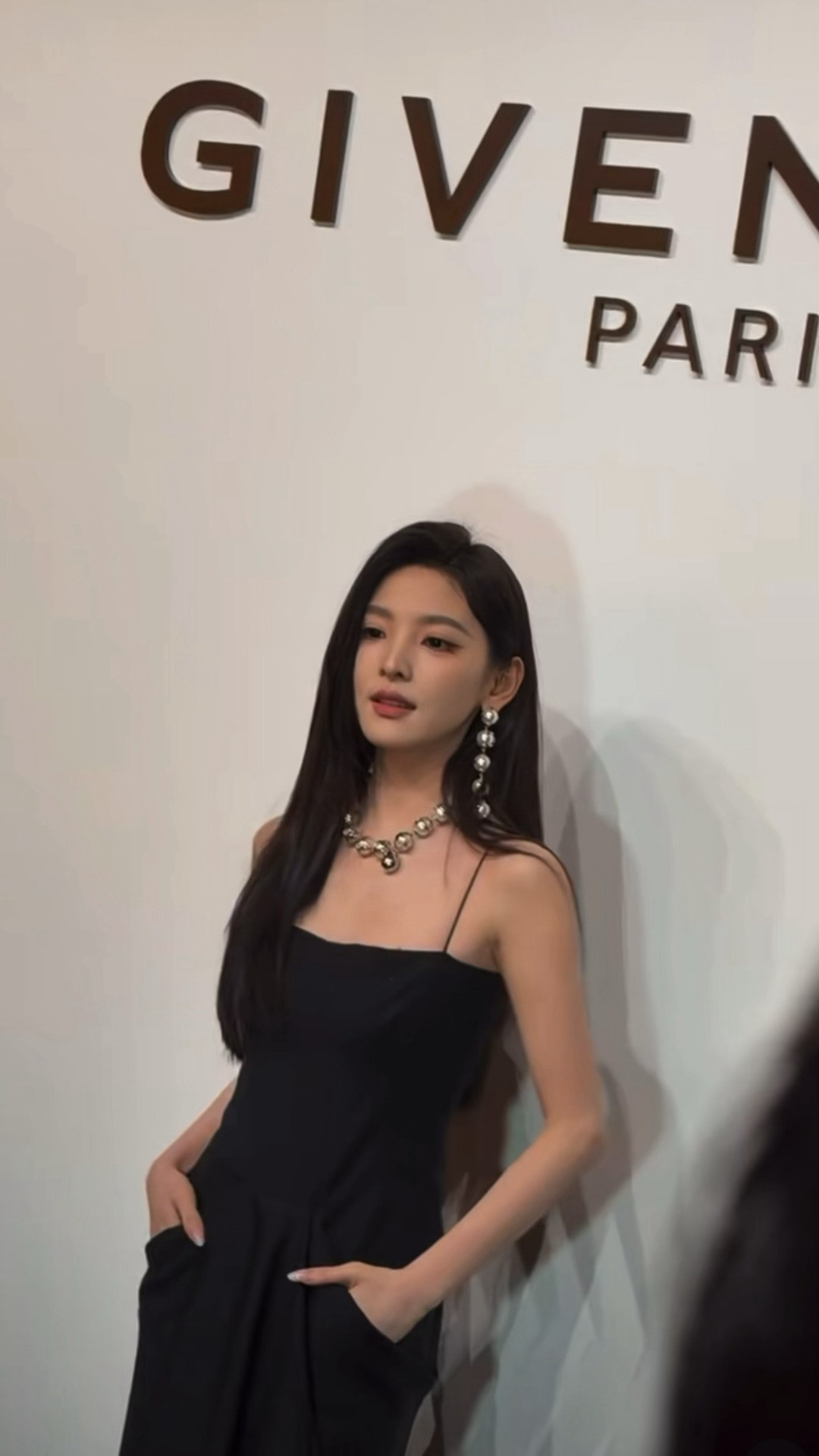 这个若楠小黑裙黑西装完全老钱风谁懂美晕章若楠小黑裙老钱风路透