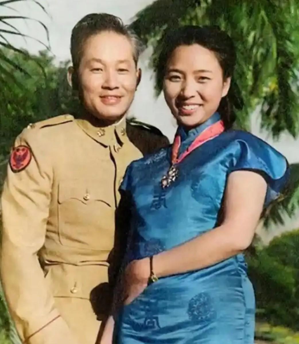 孙立人和张晶英的合影，看照片很恩爱。据《孙立人传》记载，孙立人在清华学堂读书时与