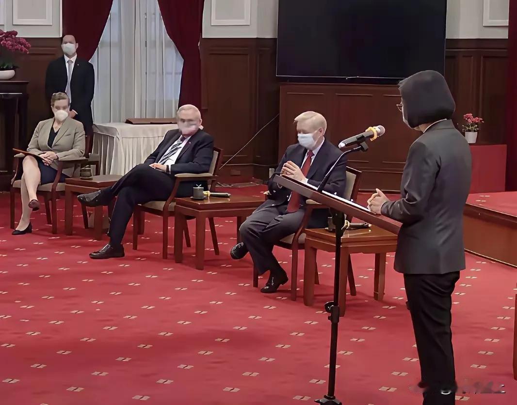 看看美国政客在中国大陆和中国台湾省的坐姿你就知道，他们只认实力如果你被他拿捏