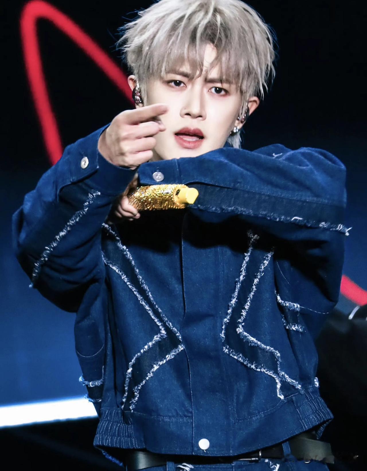 这是嘉善舞台设计工作人员在嘉人贴下面的评论也是此刻他才get到为什么嘉伦