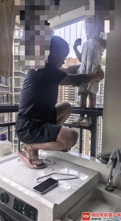 广西南宁，住在37楼的一家人正在准备晚餐，女主人在阳台休息，突然发现窗外防盗网外