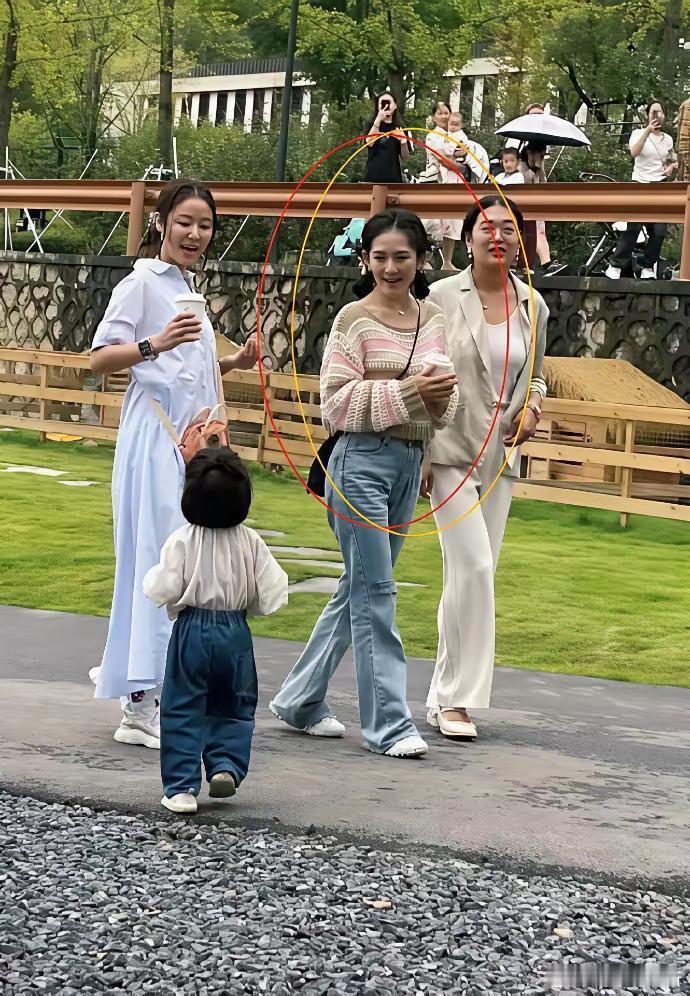 谢娜这么矮吗?总以为她很高,不过还是挺漂亮的,旁边是林心如吧?看着比她稍微高一些