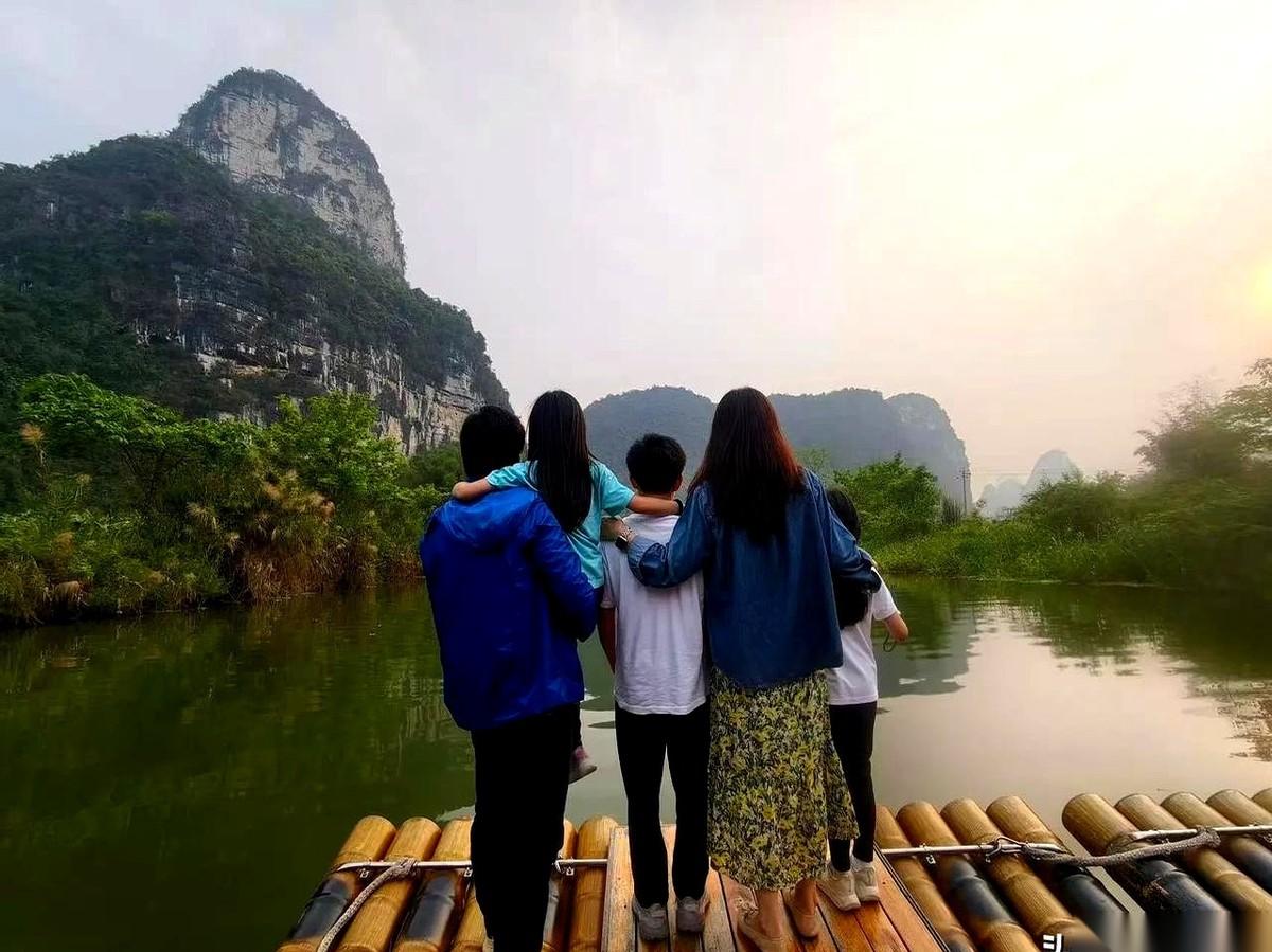 霍启刚这次又给“富养”重新打样了。一张清明旅游的照片，让不少盯着豪门看热闹的人