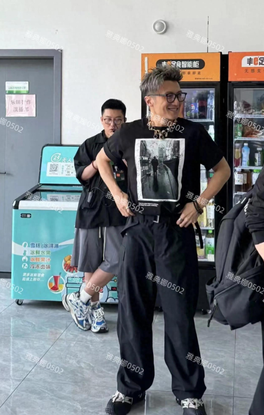 芒果台见到谢霆锋了，他一身黑戴着黑框眼镜又潮又酷笑起来很腼腆在芒果台有幸近距离