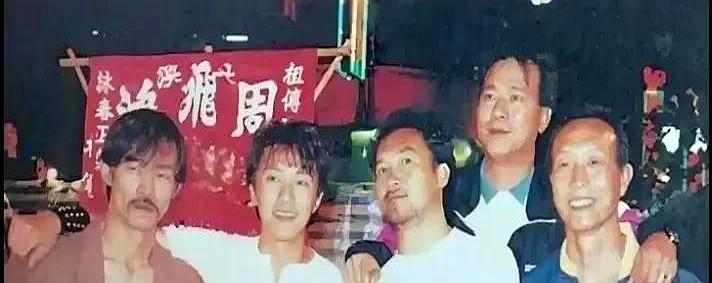 很多人不知道，星爷那一身本事，连眉毛怎么动，都是万梓良教的。凌晨四点的片场，