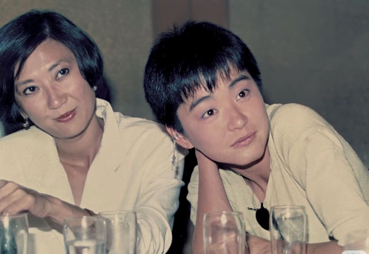 施南生走后，很多人都在说她一生无儿无女。可看完她和林青霞一家的关系，忽然觉得，人