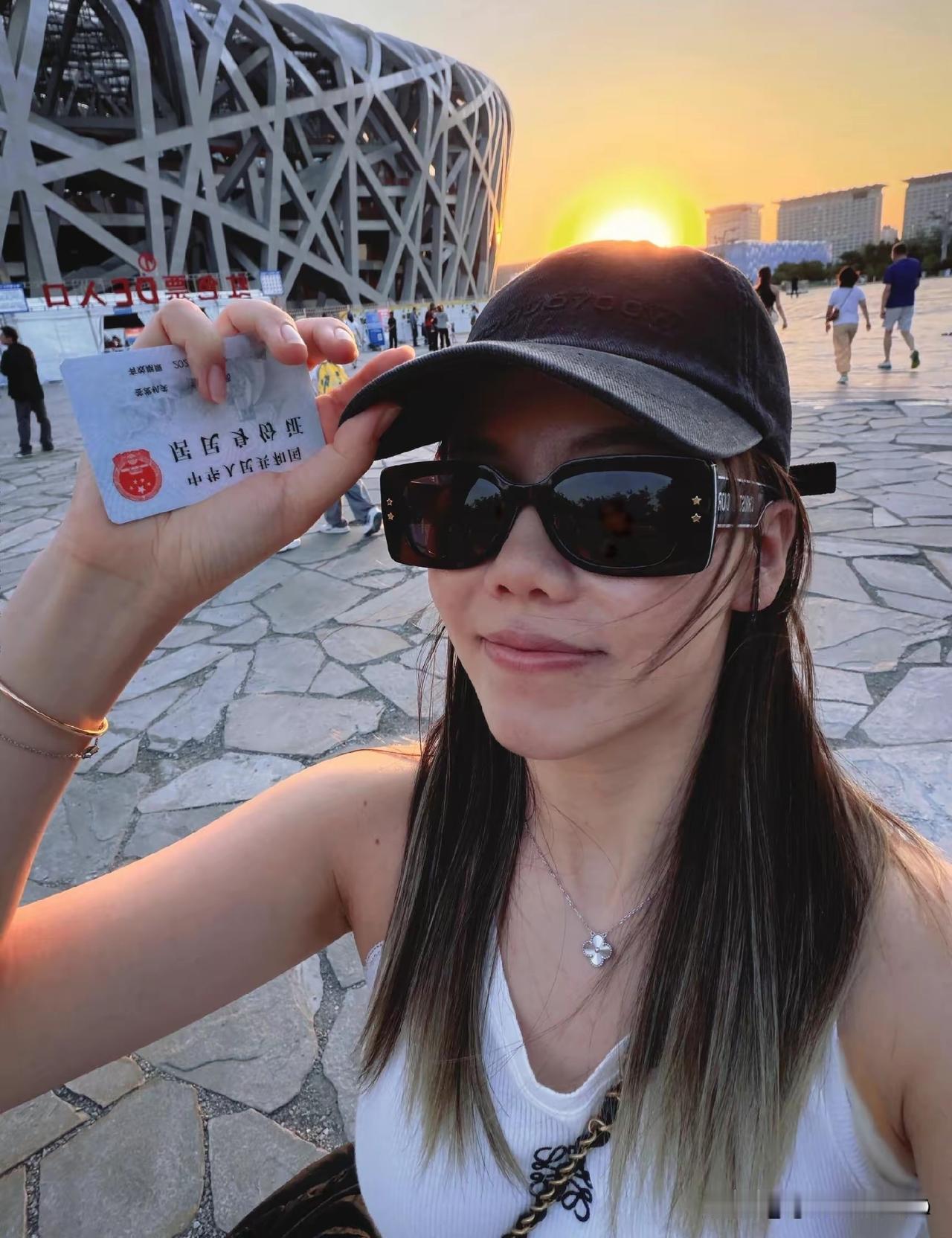 陈幸同打球一流，但审美有点差。戴的这个墨镜，镜片有点大。