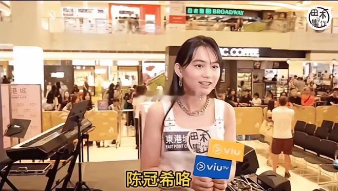 尴尬了！​谢霆锋演唱会上一手提携的17岁女吉他手在接受采访时！​被媒体问：“