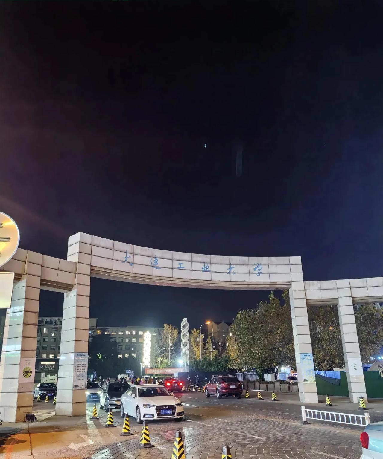 快刀斩乱麻，这下总算彻底琢磨明白了，大连工业大学为啥非开除李同学不可。看看那个英
