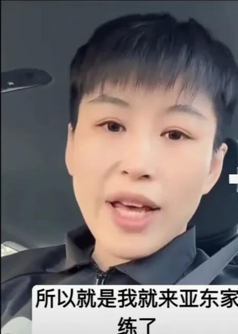 王聪在美国宋亚东家里训练，宋亚东在美国有车有房还有自己的训练场地。王聪还有十来