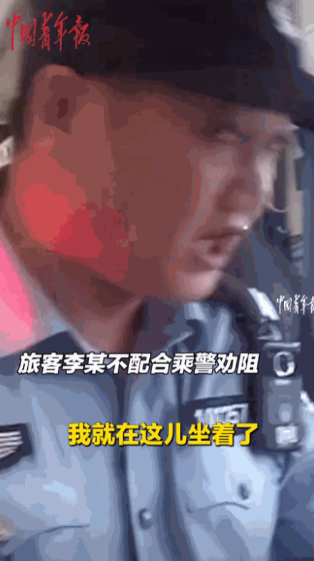 “必须严惩！”近日，南宁开往北京的列车上，一女子只买到无座票，她见列车上有空座，