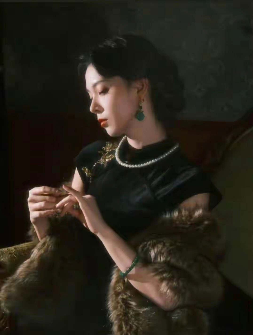 释小龙和陈瑶在《九门》里一个糙到不行，一个美到骨子里，正好代表两种活法：一个靠拳