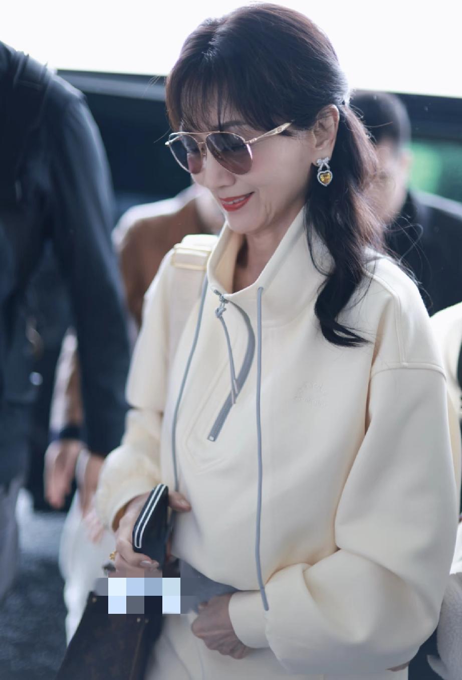 4月22日，赵雅芝结束了杭州的工作准备回香港了，路人镜头下她的褶子多了一层，尤其